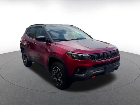 Used 2025 Jeep Compass Trailhawk AWD/4WD image 3