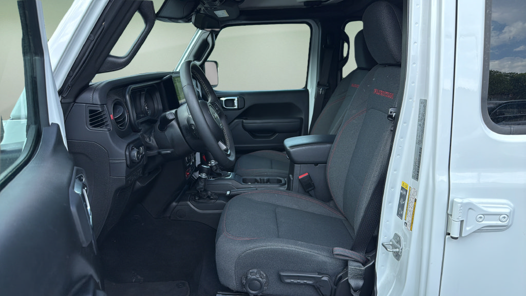 Used 2025 Jeep Wrangler Unlimited Rubicon AWD/4WD image 18