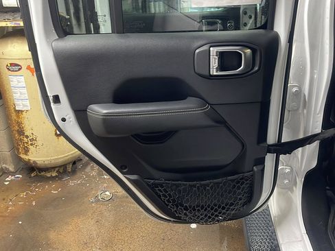 Used 2019 Jeep Wrangler Unlimited Sahara image 20