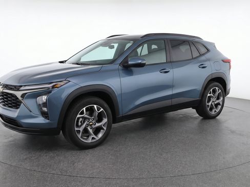 Used 2025 Chevrolet Trax LT FWD image 3