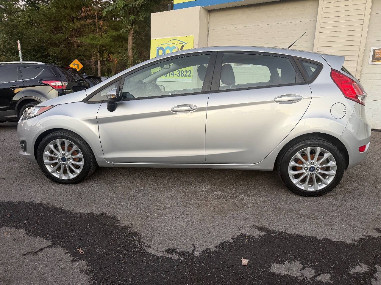 Used 2014 Ford Fiesta SE w/ Equipment Group 201A FWD image 3