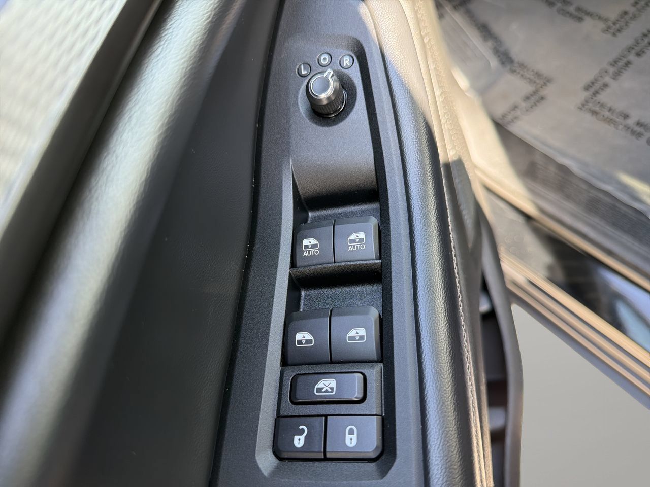 Used 2023 Jeep Grand Cherokee Laredo w/ Luxury Tech Group I RWD image 18