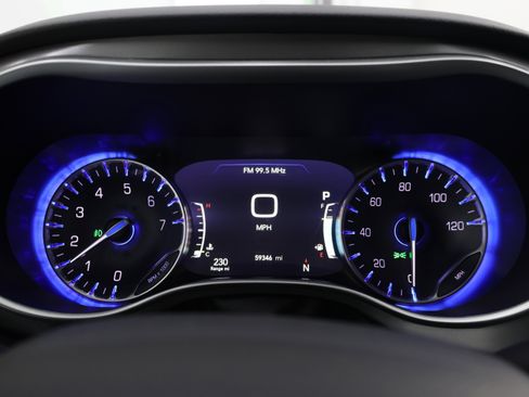 Used 2024 Chrysler Pacifica Touring-L image 11