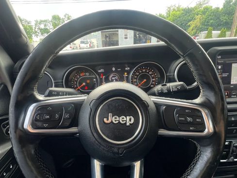 Used 2018 Jeep Wrangler Unlimited Sahara w/ Dual Top Group AWD/4WD image 18
