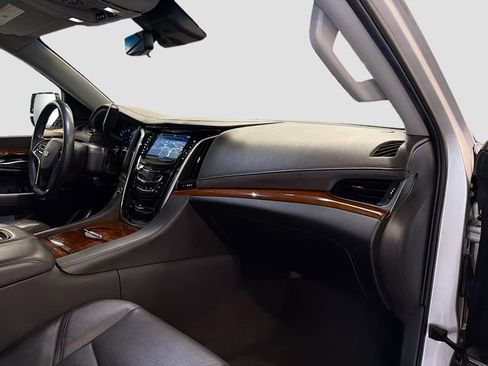 Used 2019 Cadillac Escalade Luxury image 29