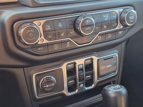 Used 2018 Jeep Wrangler Unlimited Sahara AWD/4WD image 13