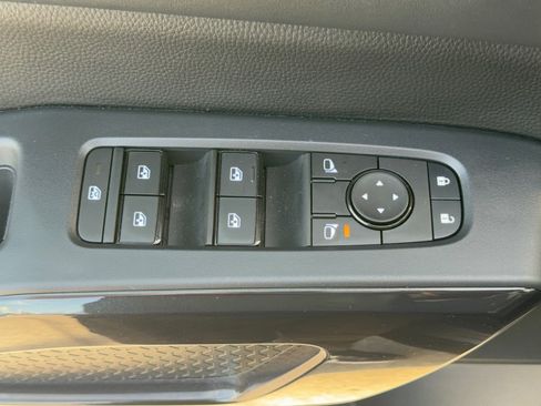Used 2025 Nissan Pathfinder S FWD image 15