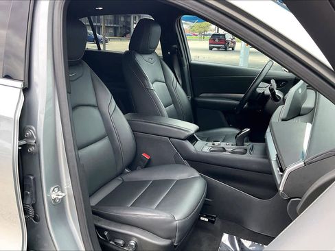 Used 2025 Cadillac XT4 Premium Luxury FWD image 8