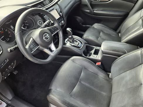 Used 2017 Nissan Rogue SL w/ SL Premium Package FWD image 2
