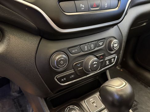 Used 2021 Jeep Cherokee Latitude Plus w/ Sun & Sound Group AWD/4WD image 22