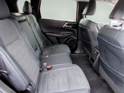 Used 2024 Mitsubishi Outlander AWD image 37