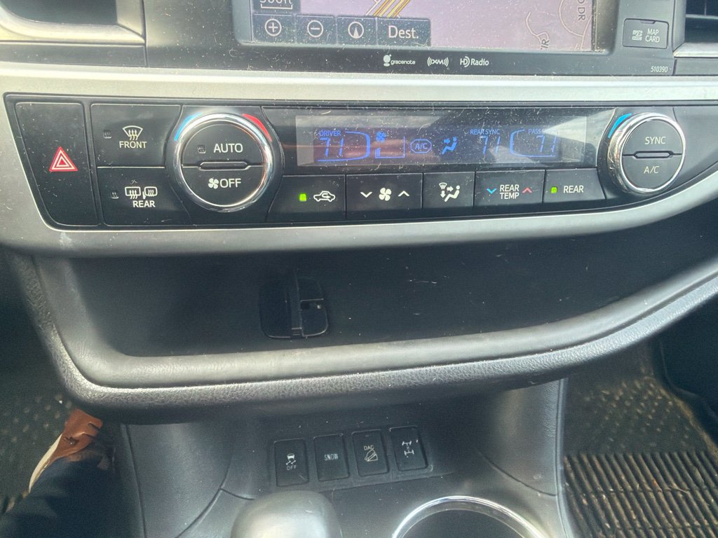 Used 2019 Toyota Highlander SE w/ Nightshade Edition AWD/4WD image 12