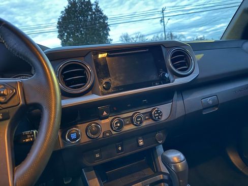 Used 2017 Toyota Tacoma TRD Off-Road w/ Tow Package (A/T) image 4