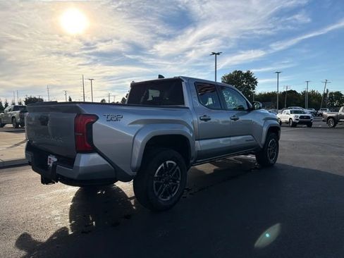 Used 2025 Toyota Tacoma TRD Sport AWD/4WD image 7