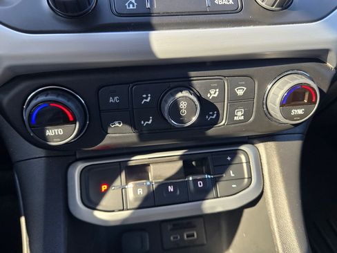 Used 2023 GMC Acadia SLT image 30