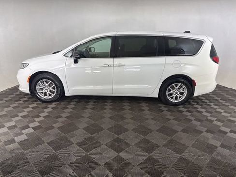 Used 2024 Chrysler Pacifica Touring-L FWD image 5