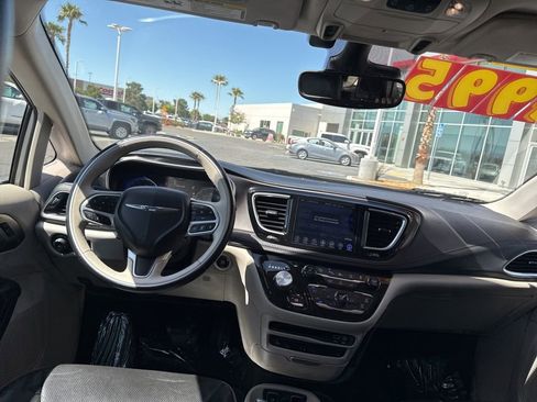 Used 2017 Chrysler Pacifica Limited w/ UConnect Theater Package FWD image 17