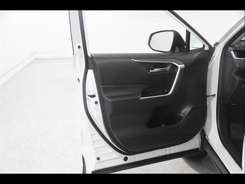 Used 2025 Toyota RAV4 XLE AWD/4WD image 4