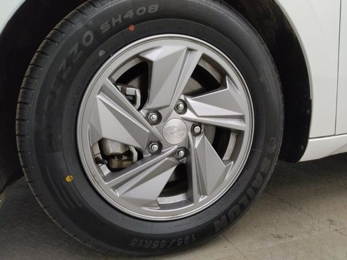 Used 2025 Hyundai Elantra SE FWD image 31