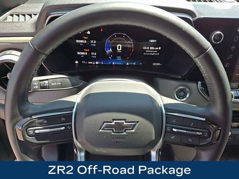 Used 2025 Chevrolet Colorado ZR2 w/ Midnight Edition AWD/4WD image 4