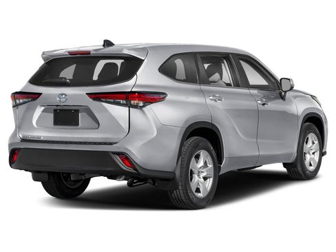 Used 2025 Toyota Highlander LE FWD image 2