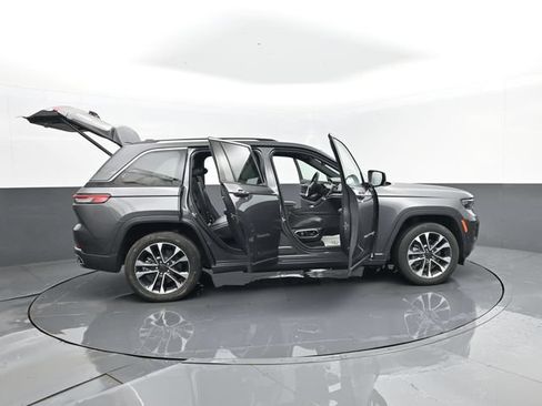 Used 2022 Jeep Grand Cherokee Overland w/ Luxury Tech Group IV AWD/4WD image 32