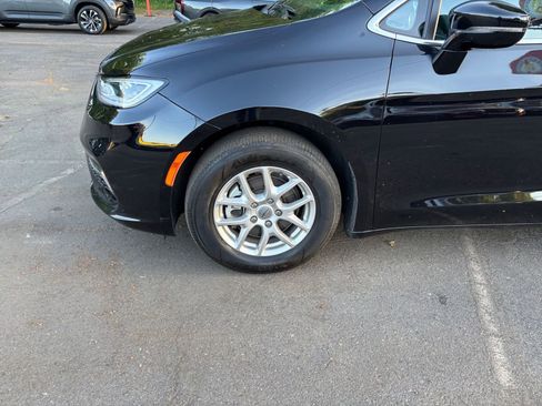 Used 2025 Chrysler Pacifica Select image 32