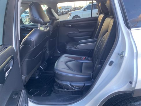 Used 2021 Toyota Highlander XLE FWD image 22