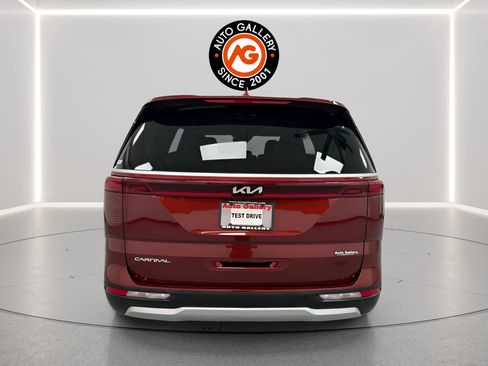 Used 2024 Kia Carnival LX FWD image 4