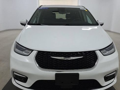 Used 2023 Chrysler Pacifica Touring-L FWD image 2