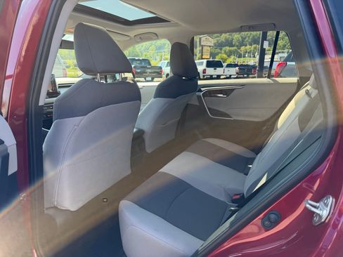 Used 2019 Toyota RAV4 XLE AWD/4WD image 8