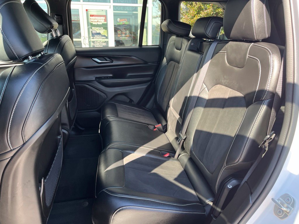 Used 2023 Jeep Grand Cherokee Altitude AWD/4WD image 18