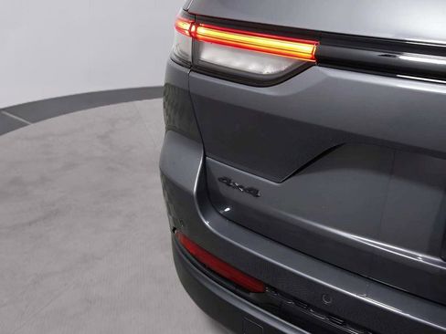 Used 2024 Jeep Grand Cherokee Altitude image 14