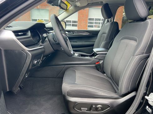 Used 2023 Jeep Grand Cherokee Laredo image 13