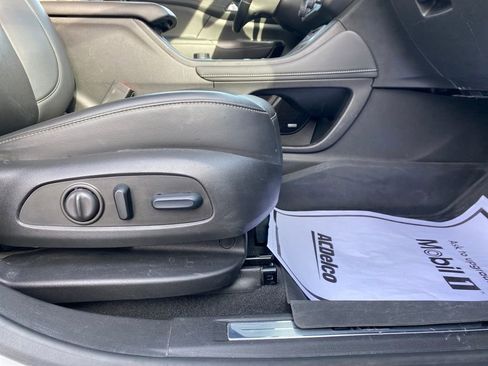 Used 2023 GMC Acadia SLT w/ Elevation Edition image 9