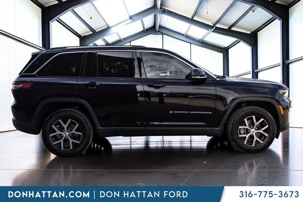 Used 2023 Jeep Grand Cherokee Limited w/ Trailer Tow Prep Group (B) AWD/4WD image 29
