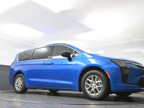 New 2027 Chrysler Pacifica Select FWD image 41