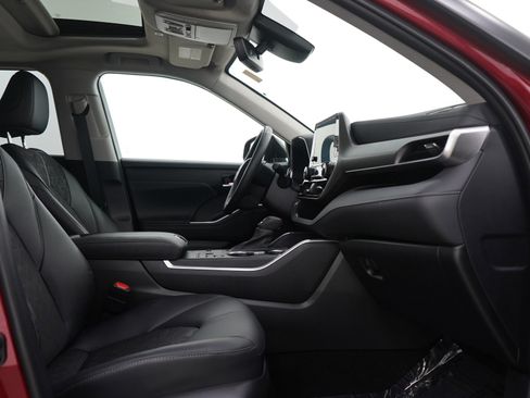 Used 2024 Toyota Highlander XLE image 10