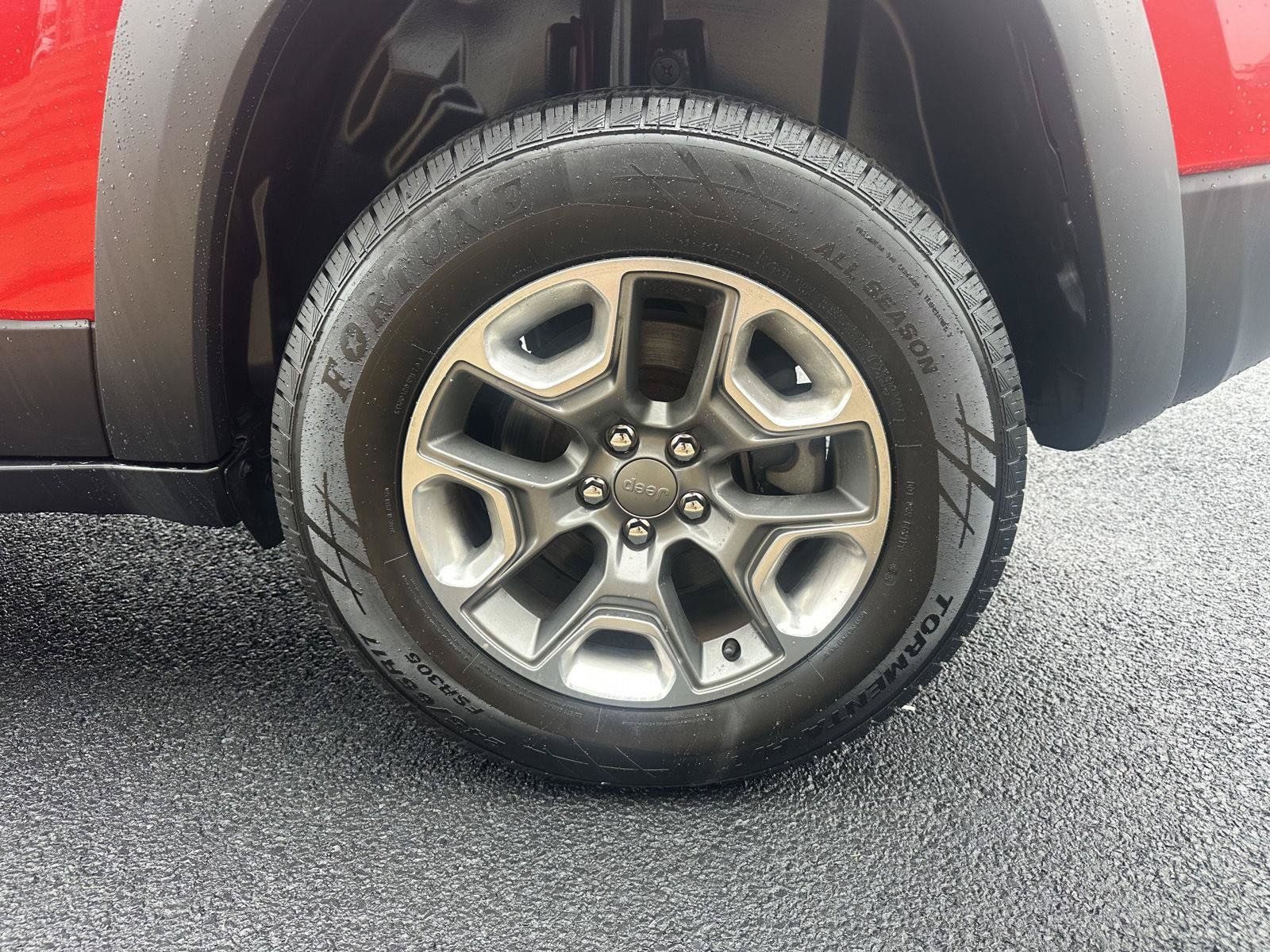 Used 2019 Jeep Cherokee Trailhawk AWD/4WD image 14