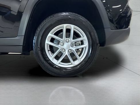Used 2023 Jeep Grand Cherokee Laredo w/ Luxury Tech Group I AWD/4WD image 23