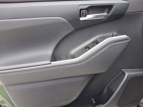 Used 2023 Toyota Highlander XLE image 18