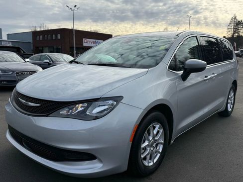 Used 2023 Chrysler Voyager LX image 3