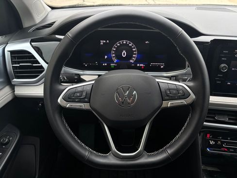 Certified 2025 Volkswagen Taos SE image 20