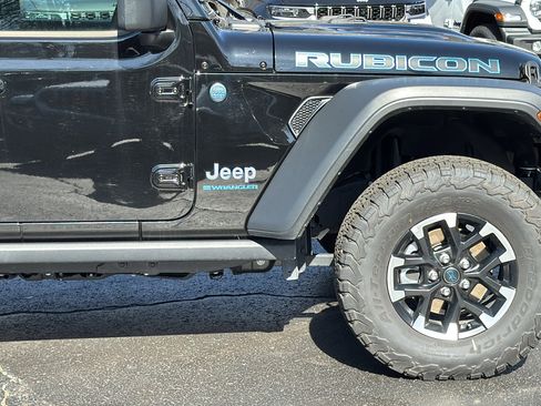 Certified 2025 Jeep Wrangler Unlimited Rubicon 4xe w/ Convenience Group AWD/4WD image 8