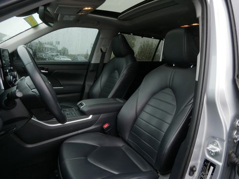 Used 2020 Toyota Highlander XLE AWD/4WD image 20