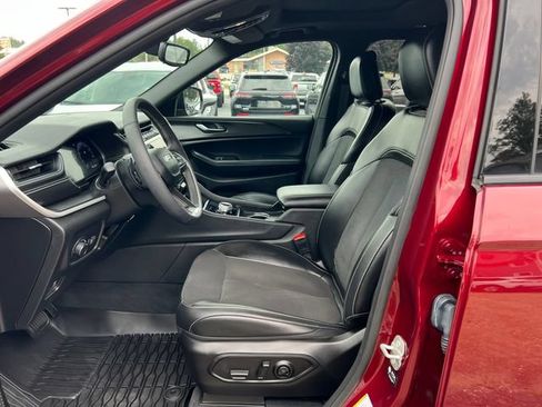 Used 2024 Jeep Grand Cherokee L Altitude AWD/4WD image 4