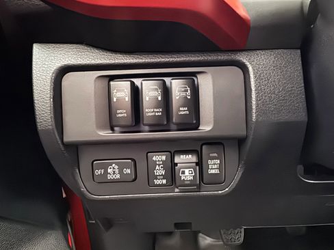 Used 2017 Toyota Tacoma TRD Sport image 19