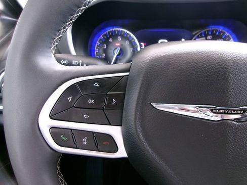 Used 2025 Chrysler Pacifica Select image 10