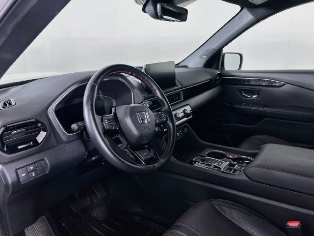 Used 2025 Honda Pilot Black Edition image 11