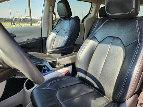 Used 2022 Chrysler Pacifica Touring-L FWD image 7